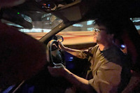 足がソフトで加速が鈍い「エフィシェント」モードの「M235 xDriveグランクーペ」は、一般道では至極快適。ドライブモードを「スポーツ」に変えると足はビシッと安定し、エンジンもがぜん活発になった。これぞ駆けぬけるヨロコビ!