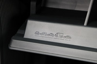 グローブボックスのリッドには「11CV(通称トラクシオンアヴァン)」や「Hトラック」「2CV」「メアリ」、そして最新BEV「アミ」と、シトロエン車のイラストが刻まれている。