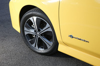 テスト車「リーフG」の17インチアルミホイール。「ダンロップ・エナセーブEC300」タイヤが装着されていた。