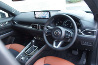 「CX-5レトロスポーツエディション」のインテリア。ニーレストパッドとドアアームレスト、フロントセンターアームレストにテラコッタのステッチが用いられる。