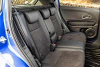 フロント同様、表皮にラックススエードとプライムスムース(合皮)が用いられたリアシート。センターアームレスト付きで、分割可倒機構やリクライニング機構、座面のチップアップ機構が備わるなど、その機能性は標準車と変わらない。