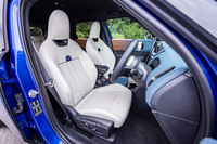 ヘッドレスト一体型となるフロントシートは「ベスキン」と呼ばれるリサイクル可能な人工皮革で仕立てられている。カラーは写真の「ベージュ」のほか、「ダークペトロール」「ビンテージブラウン」の3種類から選択できる。