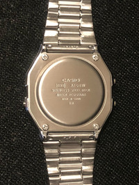 カシオの裏ぶたには四角で囲まれた3ケタの数字があって、メーカーのウェブサイトで入力すると該当する説明書が瞬時に参照できる。ファンには当たり前かもしれないが、他社のさまざまなプロダクトでも参考にしてほしいアイデア。