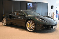 「エミーラ」のボディーサイズは全長×全幅×全高=4412×1895×1225mm。既存のモデルで言うと、2+2仕様も用意されていた「エヴォーラ」よりもやや大きいといった具合だ。