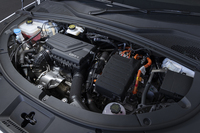 主に発電を担う1.5リッター4気筒エンジンはFF車が自然吸気なのに対し、「AWD」はターボチャージャー付き。自然吸気は1498cc、ターボは1496ccと排気量も異なる。