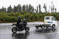 「レーダー連携UBS」は前走車への追突の危険性を感知した際に、ブレーキの制動力を高めてライダーのブレーキングをアシストする機能だ。取材日はあいにくの空模様だったが、おかげで多少の雨でもしっかり作動することが確認できた。