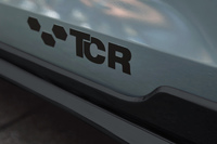 リアドアに設置された「TCR」の車名ロゴ。