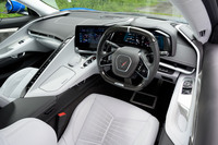 日本仕様のトリムは北米では最上級の仕様となる「3LZ」。インテリアにはスエーデッドマイクロファイバーやレザーが使われており、ホールド性と快適性を兼ね備えた「GT2バケットシート」や、スポーティーな「ビジブルカーボンステアリング」が装備される。