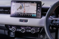 直感的に操作できるダイヤルとプッシュ式ボタンで構成されたエアコンのコントロールパネル。その下にUSBポート(急速充電対応タイプ)が2口配置されている。