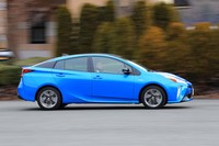 テスト車のボディーカラーは、「エモーショナルレッドII」とともに新規設定された「ブルーメタリック」。