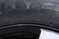 サイドウォールには「スリーピークマウンテン・スノーフレーク」「SNOW」「M+S」の3つが並んで刻まれる。いずれも冬用タイヤとしての高い性能を示す指標だ。