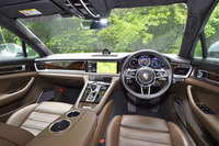 インテリアで目を引くのは、インパネ中央に設置された12.3インチのタッチスクリーン。エアコンの操作パネルなどもタッチセンサー式とされるなど、センターコンソールに各種スイッチがずらりと並んでいた従来型から、一気にデジタル化が推し進められた。