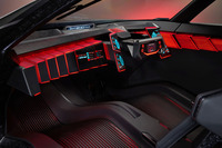 「ハイパーフォース」にはR(レーシング)モードとGT(グランドツーリング)モードという2種類のドライブモードが用意され、前者を選ぶと、赤くライティングされたインストゥルメントパネル全体がドライバーに向かってせり出し、直感的な操作がしやすいコックピットへと変化する。