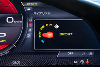 電子制御ダンパーを備える「296GTB」では、「マネッティーノ」の設定に応じて乗り心地も変化する。ただし「アセットフィオラーノ」パッケージ装着車では、ダンパーの減衰力も固定となるので注意が必要だ。