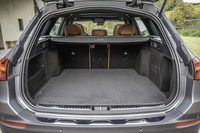 荷室容量はVDA方式で490リッター。後席の背もたれを倒せば1510リッターに拡大できる。後席の背もたれは40:20:40の分割可倒式で、搭載する荷物によってさまざまなアレンジが可能だ。