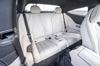 リアシートは2人掛けで、乗車定員は4人。ショルダールームは「Eクラス クーペ」よりも54mm拡大された。左右それぞれに小物入れが、シートセンターに小物入れとカップホルダーが配置されている。