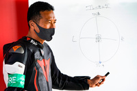 “フリクションサークル”について解説する講師の齋藤栄治氏。フリクションサークルとは、旋回や加速・減速に使えるタイヤのグリップ力を図式化したもので、バイクを含む自動車を安全かつスムーズに走らせるうえで、“基本のき”の知識といえる。