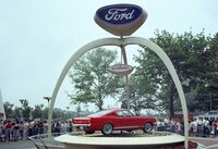 フォードのファクトリーフォトから。1964年のニューヨーク万国博覧会で世界初公開された1965年モデルイヤーの「マスタング」。