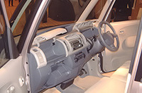 収納スペースは、社内外の女性にモニターして便利さを追求。助手席アッパーボックスは、薄型ティッシュボックスが丸ごと収納できるサイズ、運転席側にはA4サイズの地図も入る。