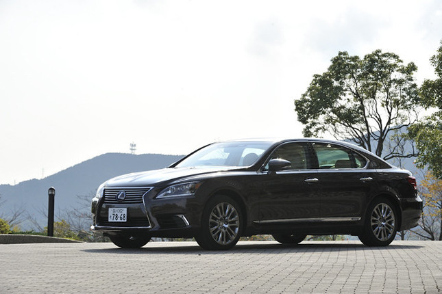 【スペック】LS600hL“エグゼクティブパッケージ(4人乗り)”:全長×全幅×全高=5210×1875×1475mm/ホイールベース=3090mm/車重=2380kg/駆動方式=4WD/5リッターV8DOHC32バルブ(394ps/6400rpm、53.0kgm/4000rpm)+交流同期電動機(224ps、30.6kgm)/燃費=11.6km/リッター(JC08モード)/価格=1550万円(テスト車=1589万9000円)