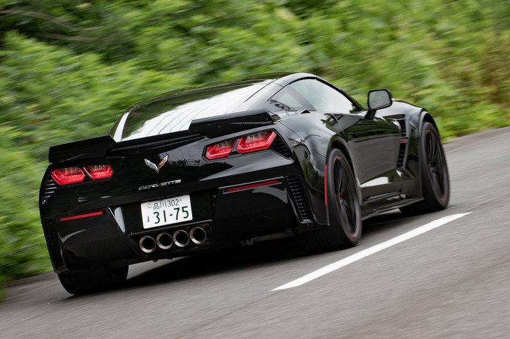 センター4本出しのマフラーが勇ましいC7(写真は「グランスポーツ」)。トランクに荷物を積むとき、ちょうど立つ位置にマフラーがあるので、足もとにはご用心だ。