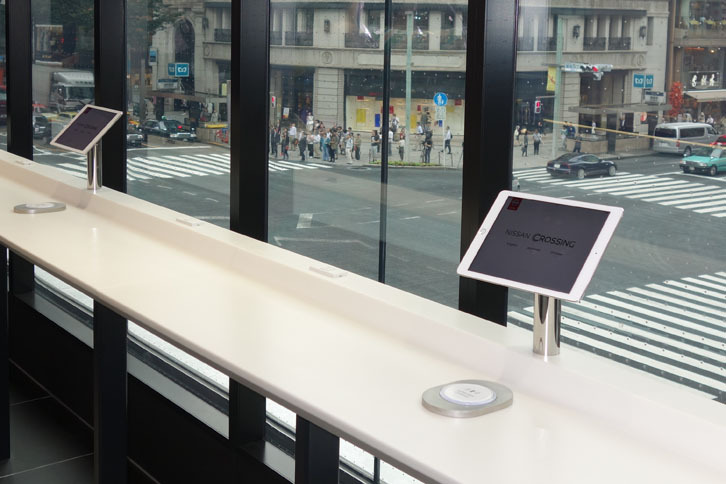 2階の窓際にはiPadが。スクリーン下の丸いものは、携帯電話のワイアレス充電装置。