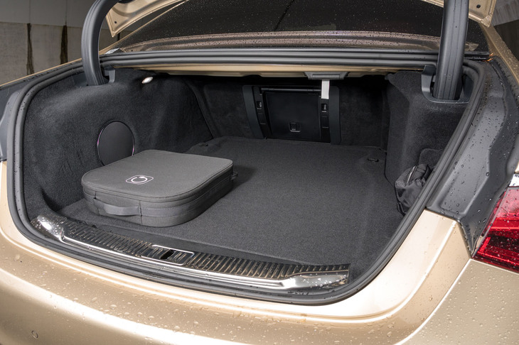 荷室容量は305リッター。リアに電動パワートレインを搭載する都合で、標準車(480~535リッター)よりいささか縮小されている。