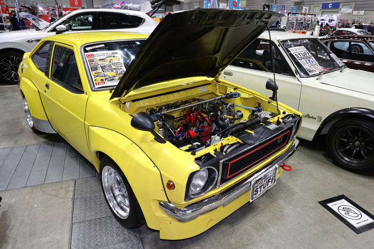 ブリスター風のカッコいいワークスオバフェンを装着した、オートアドバイザースタッフの初代「トヨタ・スターレット」(KP47)。パワーユニットは「タウンエース」や「ライトエース」などに積まれていた、トヨタK型の最終発展型である1.8リッター直4 OHVの7Kをチューンして搭載。「メッチャ速いっスよ~」とのこと。