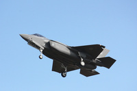 航空自衛隊の「F-35A」には、垂直離着陸機能はなく、滑走路を使った通常の離着陸を行う。空中浮遊できるのは「F-35B」。