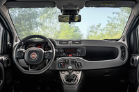 赤・白・緑の「フィアット・パンダ4×4」登場の画像