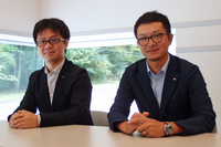 今回お話を伺った、トヨタ自動車 第2先進安全開発部の杉原邦泰 グループ長(写真右)と、飯田智陽 主任(同左)。「従来のミラーでは得られなかった視界をぜひ体験してほしいです」と、新装備のよさについて熱く語った。(写真=webCG)