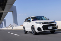 車体については、FCスタックの搭載にともない専用のフロントバルクヘッド/バンパービームを採用したほか、水素タンクを搭載するため、リアにも専用のフロアパネルやフロアアッパークロスメンバーを採用。衝突安全性向上のため、車体中央部の床面にも補強が追加された。