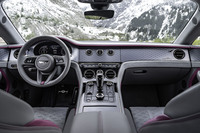 「コンチネンタルGTスピード」のインテリア。インストゥルメントパネル中央部は「ベントレーローテーションディスプレイ」となっており、3連メーター(写真)とディスプレイがパネルごと回転することで入れ替わる。