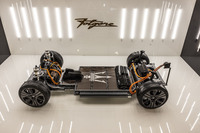 「グレカーレ」には1年後をめどに、第4のモデルとなる電気自動車「フォルゴーレ」 も追加される予定。写真はバッテリーを床面に配置したベアシャシーで、容量105kWhのバッテリーを搭載し、800N・mの最大トルクを発生すると発表されている。