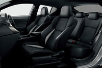 “GRスポーツ”専用のスポーティーシート。