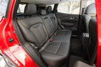 リアシートは6:4の分割可倒式。広さに加え、669mmのヒップポイントがかなえる乗降性のよさも特徴として挙げられる。