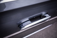 キーを持って車両に近づくと自動でせり出してくる格納式のアウタードアハンドルが、メルセデス・ベンツ車として初採用された。空気抵抗係数=Cd値は0.22で、世界最高水準のエアロダイナミクスがうたわれている。