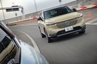 ボディーサイズも価格帯もさほど変わらない2台だが、そのキャラクターはまったく異なっている。