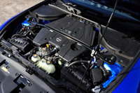 エンジンは最高出力405PS、最大トルク475N・mを発生する3リッターV6ツインターボ。先代の3.7リッターV6(336PS、365N・m)より大幅なパフォーマンスアップを実現している。