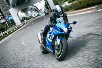 「GSX-R1000R」のエンジンには、エンジンの回転がもたらす遠心力を利用した吸気VVT(可変バルブタイミング機構)や、排気圧を制御することでトルクを向上させる排気圧調整バルブ、デュアルステージインテークシステムなどが採用されており、回転域を問わず力強い出力特性とトルク特性を実現している。