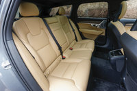 全グレードで4ゾーンエアコンが標準装備。「インスクリプション」にはリアシートヒーターも標準で備わる。