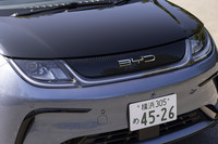 デザインモチーフは「ドルフィン=イルカ」。このつぶらな瞳から目が離せない。