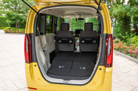 後席の背もたれを倒すとボディーサイズからは想像もできないような大空間が広がる。ラゲッジフロアボードの端を削り、自転車を積むときにタイヤが転がりやすくしている。