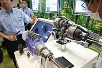 スバルブースの端にあった、ストロングハイブリッドシステム「S:HEV」のトランスミッション部分の模型。4WDシステムとの両立や、トヨタ式ハイブリッドとの違いなども説明されていた。