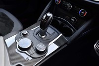 トランスミッションは8段ATのみ。シフトノブの周辺は、カーボン製のパネルでドレスアップされている。