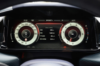 メーターパネルもフル液晶表示式に改められた。写真の2眼表示のほかにセンター1眼表示にも切り替えられる。