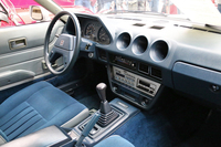 「280ZX」の内装。初代のアイデンティティーをセンターのメーターまわりに残しながらも、オーディオの操作パネルには1980年代の日産車に共通するムードが漂う。
