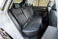 「CR-V」より長いだけあって後席はゆとりの空間だ。ヒーター内蔵で背もたれのリクライニング機能も備わっている。