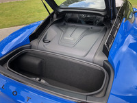 車体の後端に備わるラゲッジスペースの容量は151リッター。標準サイズのフライトケースまたはゴルフクラブセットが収納できると紹介されている。