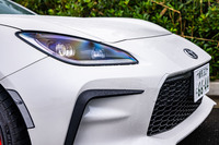 「D型」のフロントまわりのデザインに従来型からの変更はないが、最上級グレードの「RZ」では、新たにデイタイムランニングランプ機能付きの「Bi-Beam LEDヘッドランプ」が標準装備とされた。